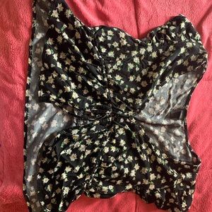 size XL it has a little rip but other than that it’s in good shape